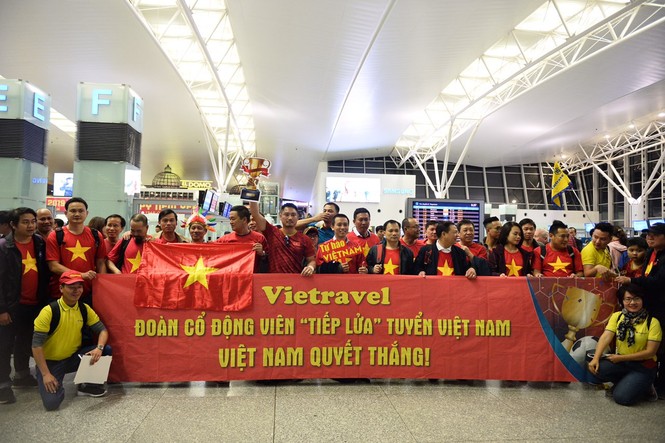 Hàng trăm CĐV vượt 5.400 km sang UAE 'tiếp lửa' cho tuyển Việt Nam - ảnh 1