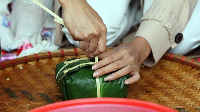 Hoa hậu H’hen Niê trải nghiệm gói bánh chưng gửi các em nhỏ vùng cao - ảnh 10