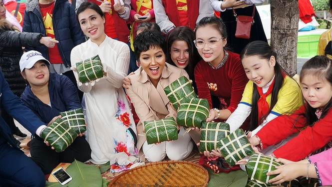 Hoa hậu H’hen Niê trải nghiệm gói bánh chưng gửi các em nhỏ vùng cao - ảnh 13