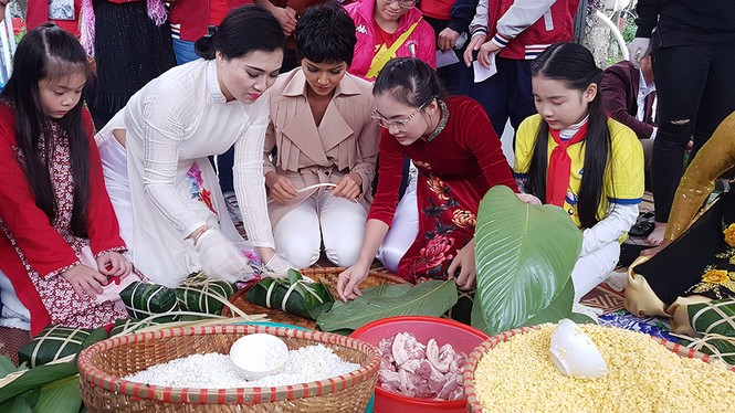 Hoa hậu H’hen Niê trải nghiệm gói bánh chưng gửi các em nhỏ vùng cao - ảnh 5