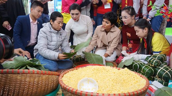 Hoa hậu H’hen Niê trải nghiệm gói bánh chưng gửi các em nhỏ vùng cao - ảnh 6