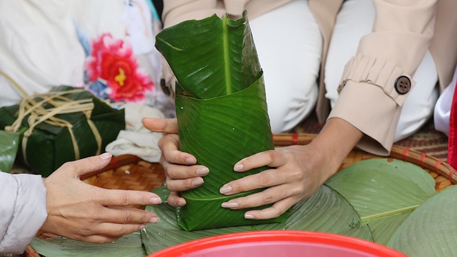 Hoa hậu H’hen Niê trải nghiệm gói bánh chưng gửi các em nhỏ vùng cao - ảnh 8