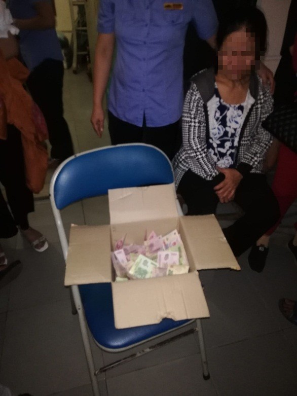 Bản tin 8H: Hai con tử vong, cha nguy kịch sau va chạm xe tải trên quốc lộ 9 - ảnh 1
