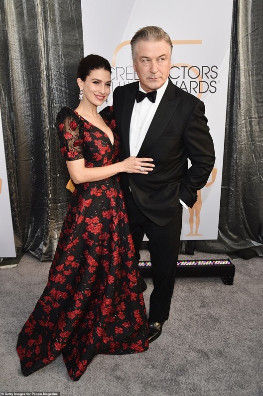 Thảm đỏ SAG Awards 2019: Lady Gaga gợi cảm nhất với váy xẻ sâu hút mắt - ảnh 10