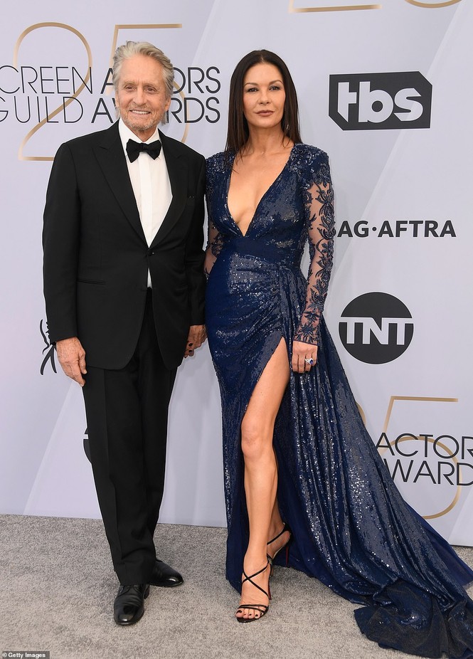Thảm đỏ SAG Awards 2019: Lady Gaga gợi cảm nhất với váy xẻ sâu hút mắt - ảnh 2