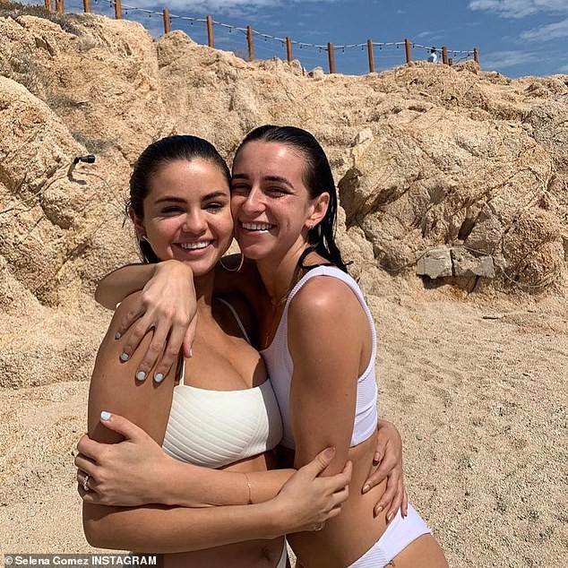 Lộ nọng cằm, bụng mỡ, Selena Gomez vẫn được khen xinh - ảnh 2