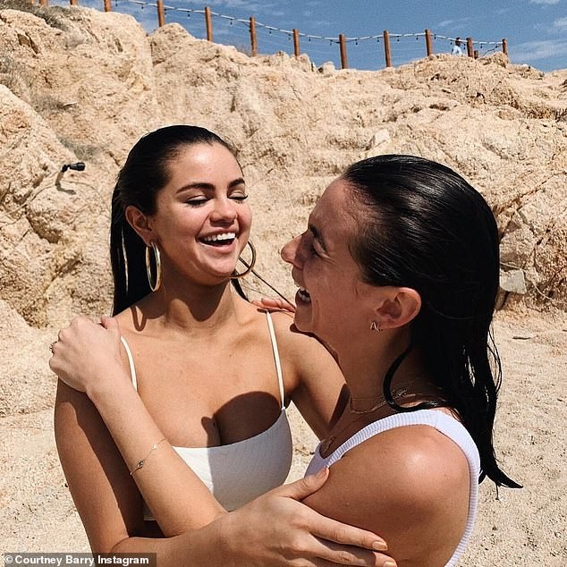 Lộ nọng cằm, bụng mỡ, Selena Gomez vẫn được khen xinh - ảnh 3