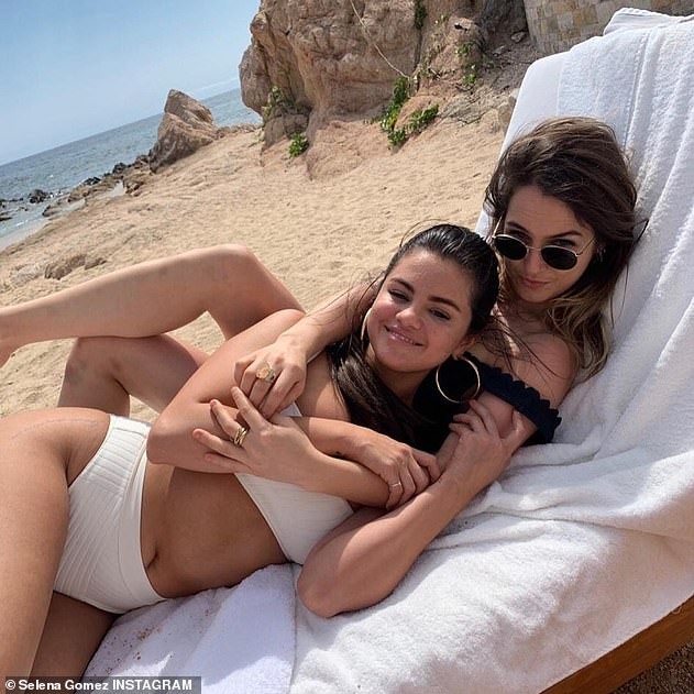 Lộ nọng cằm, bụng mỡ, Selena Gomez vẫn được khen xinh - ảnh 4