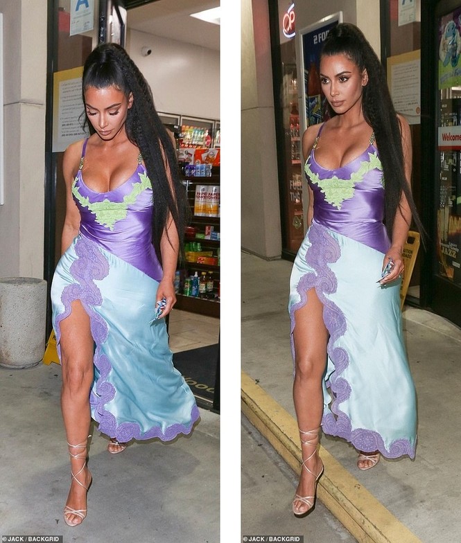 Kim Kardashian diện váy hai dây trễ nải khoe 3 vòng 'bỏng mắt' - ảnh 4