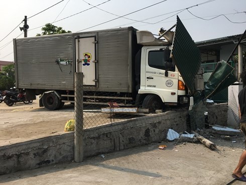 Bản tin 8H: Người đàn ông nhảy sông tự vẫn sau khi xếp gọn mũ, áo trên cầu - ảnh 2