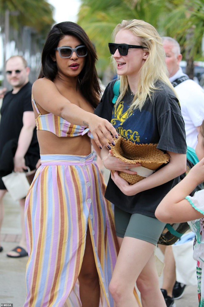 Hoa hậu Priyanka Chopra cùng em dâu tương lai đọ dáng trên du thuyền - ảnh 12