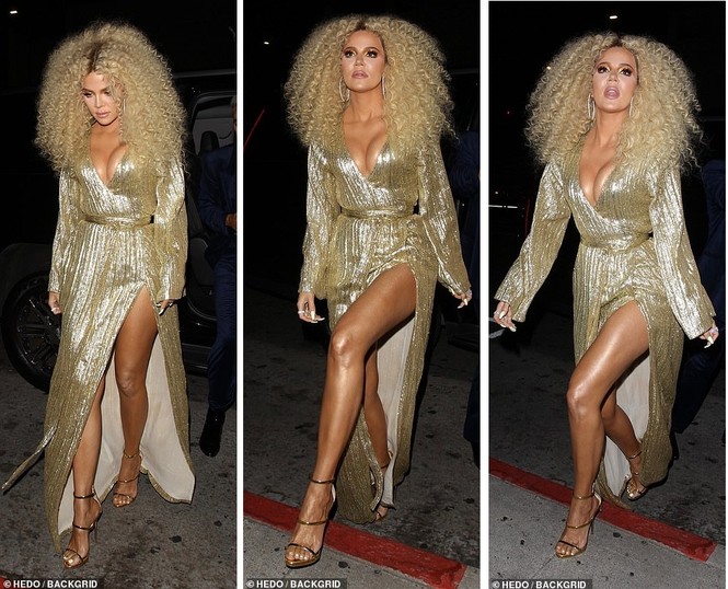 Khloe Kardashian diện váy khoét sâu khoe vòng một ‘khủng’ - ảnh 1