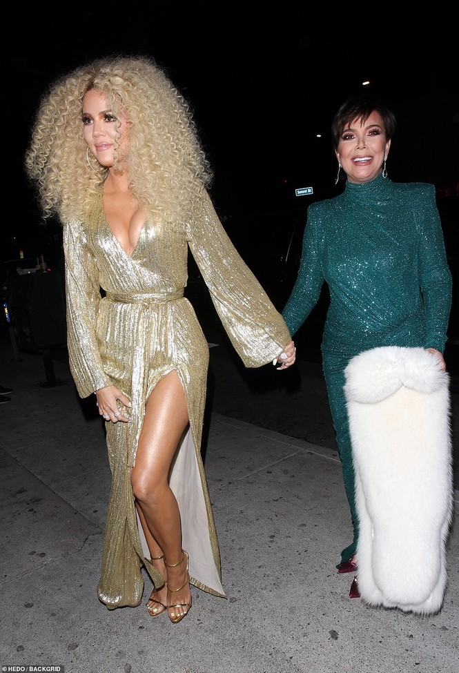 Khloe Kardashian diện váy khoét sâu khoe vòng một ‘khủng’ - ảnh 4