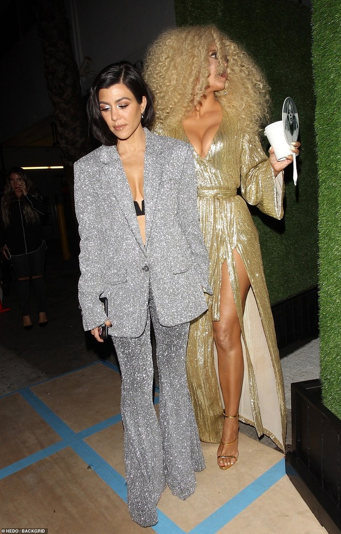 Khloe Kardashian diện váy khoét sâu khoe vòng một ‘khủng’ - ảnh 6
