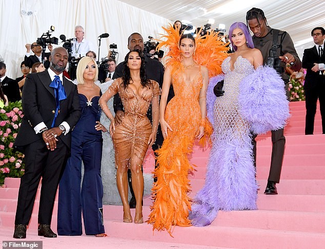 Kendall và Kylie Jenner diện đầm xuyên thấu ‘thiêu đốt’ thảm đỏ Met Gala - ảnh 1