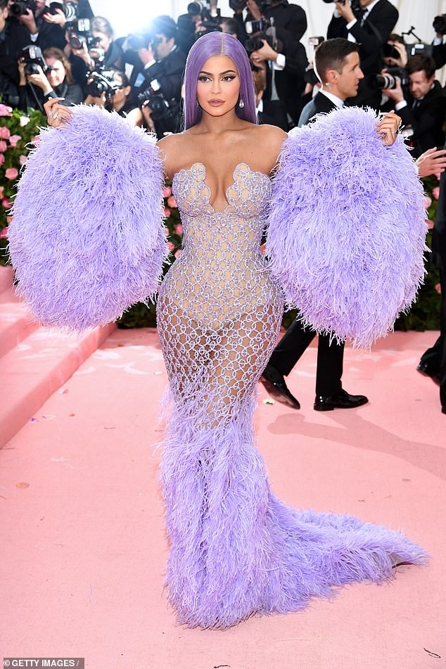 Kendall và Kylie Jenner diện đầm xuyên thấu ‘thiêu đốt’ thảm đỏ Met Gala - ảnh 2