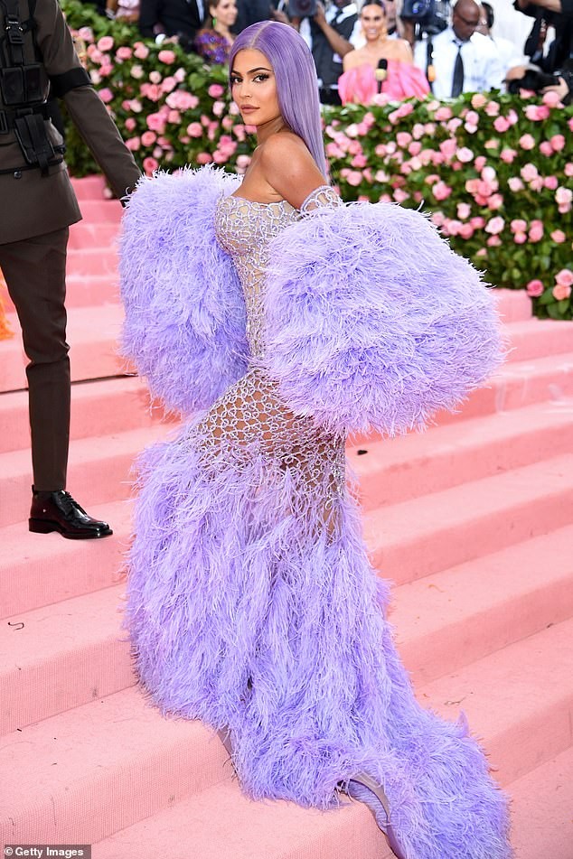 Kendall và Kylie Jenner diện đầm xuyên thấu ‘thiêu đốt’ thảm đỏ Met Gala - ảnh 3