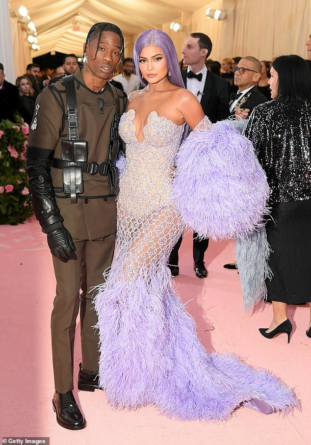 Kendall và Kylie Jenner diện đầm xuyên thấu ‘thiêu đốt’ thảm đỏ Met Gala - ảnh 5