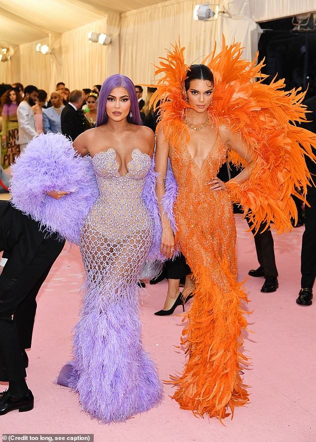 Kendall và Kylie Jenner diện đầm xuyên thấu ‘thiêu đốt’ thảm đỏ Met Gala - ảnh 6