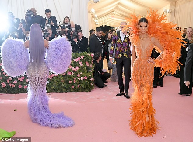 Kendall và Kylie Jenner diện đầm xuyên thấu ‘thiêu đốt’ thảm đỏ Met Gala - ảnh 7
