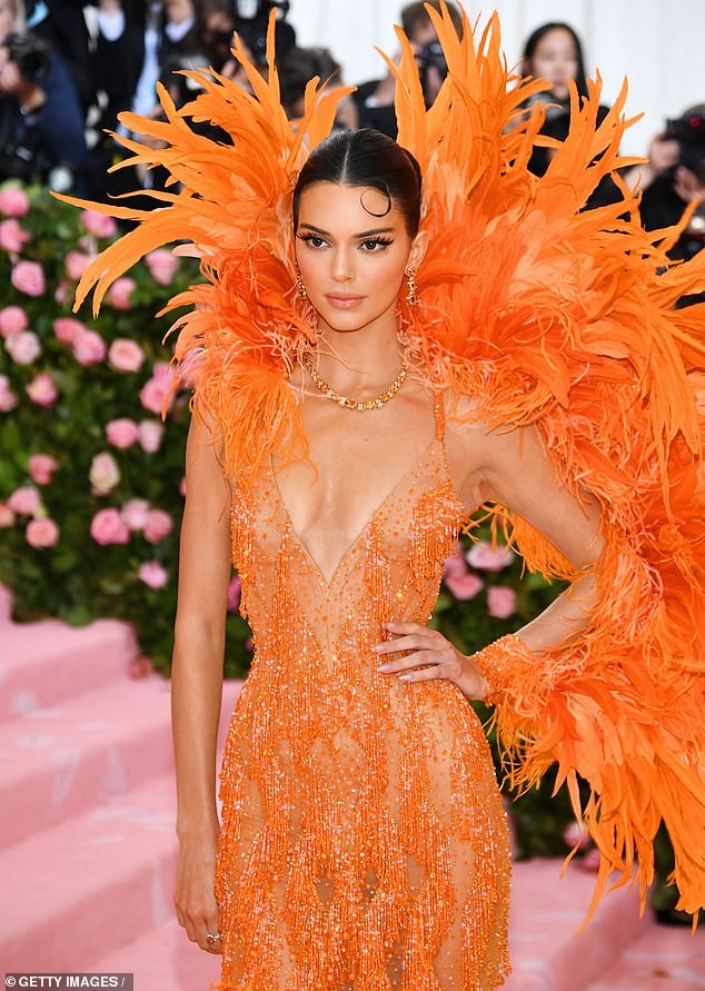 Kendall và Kylie Jenner diện đầm xuyên thấu ‘thiêu đốt’ thảm đỏ Met Gala - ảnh 8