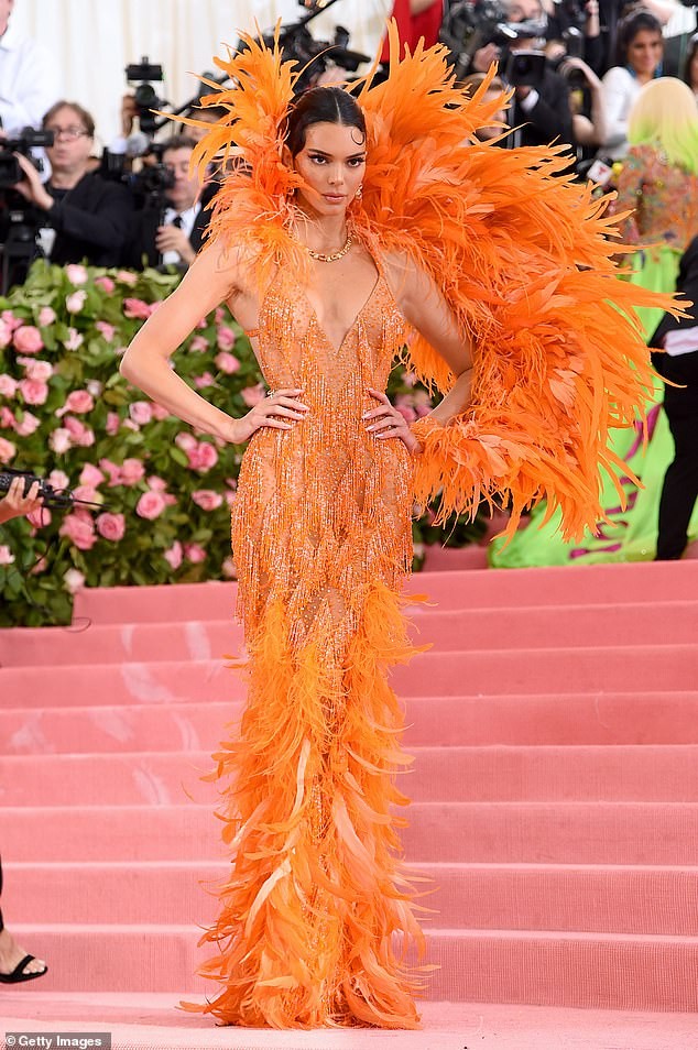 Kendall và Kylie Jenner diện đầm xuyên thấu ‘thiêu đốt’ thảm đỏ Met Gala - ảnh 9