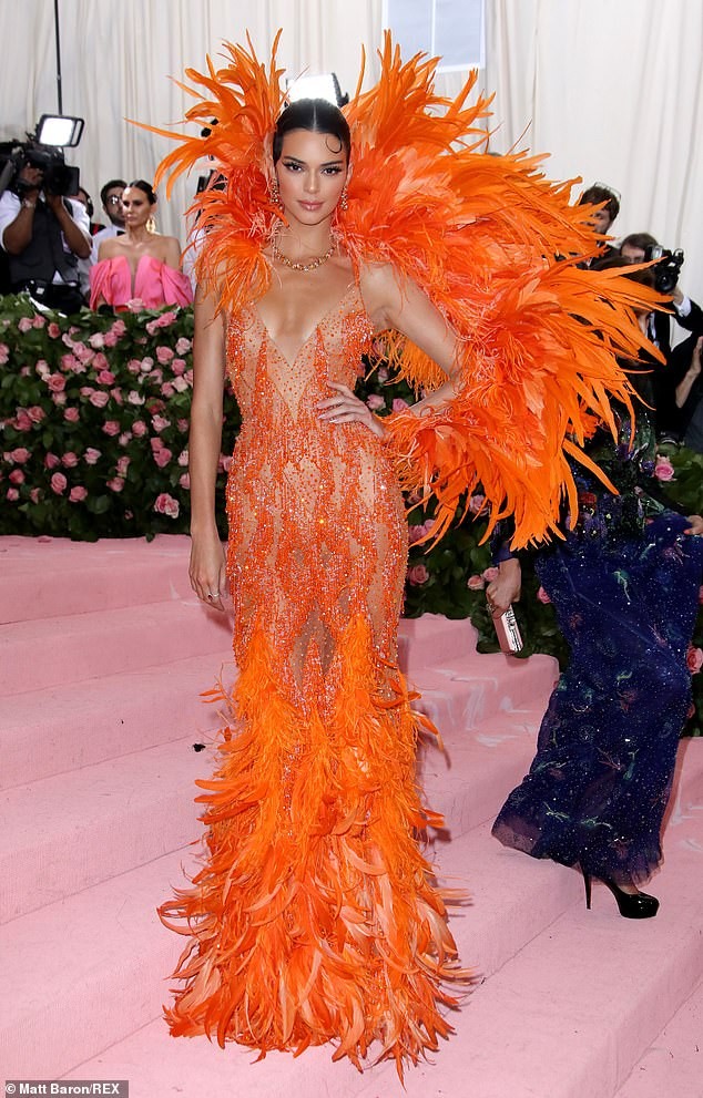 Kendall và Kylie Jenner diện đầm xuyên thấu ‘thiêu đốt’ thảm đỏ Met Gala - ảnh 10