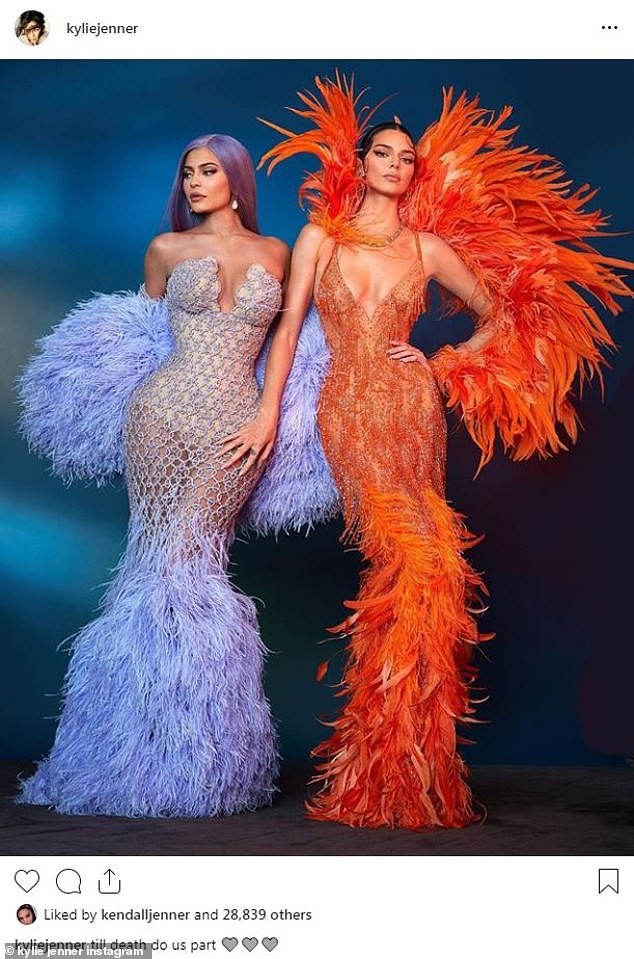 Kendall và Kylie Jenner diện đầm xuyên thấu ‘thiêu đốt’ thảm đỏ Met Gala - ảnh 12