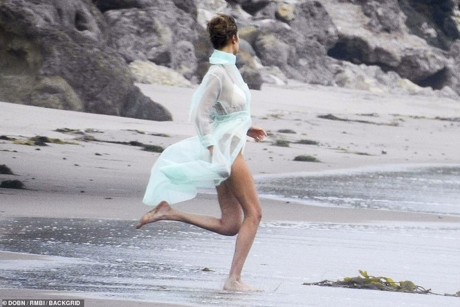 Bella Hadid diện áo xuyên thấu mỏng tang khoe vòng một 'bỏng mắt' - ảnh 10