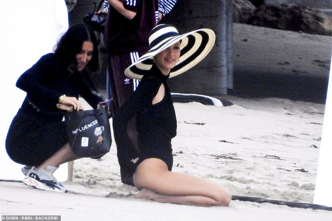 Bella Hadid diện áo xuyên thấu mỏng tang khoe vòng một 'bỏng mắt' - ảnh 11