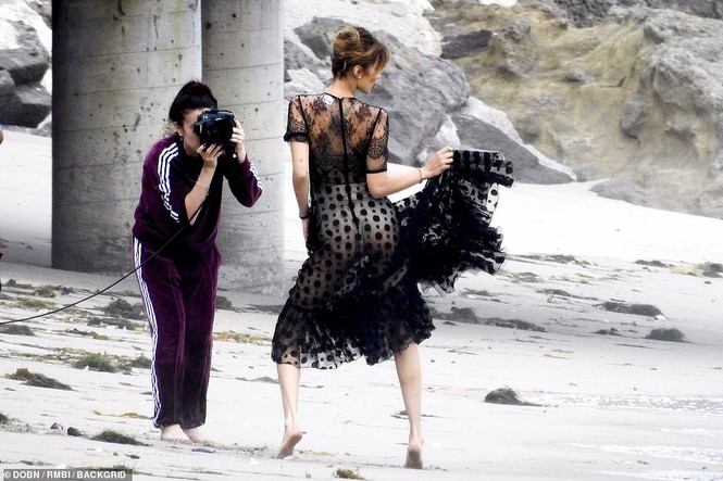Bella Hadid diện áo xuyên thấu mỏng tang khoe vòng một 'bỏng mắt' - ảnh 14