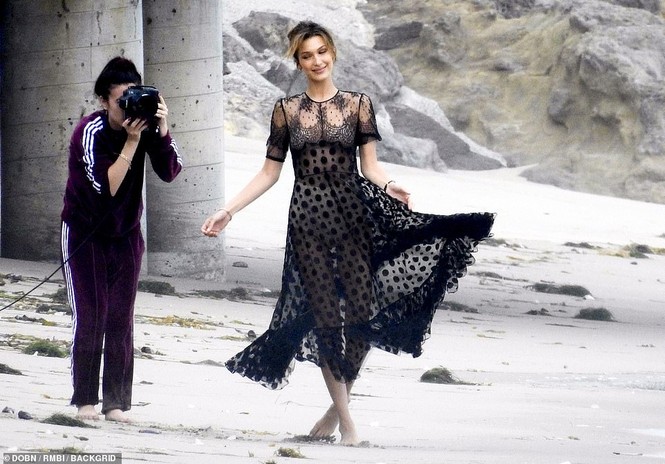 Bella Hadid diện áo xuyên thấu mỏng tang khoe vòng một 'bỏng mắt' - ảnh 15