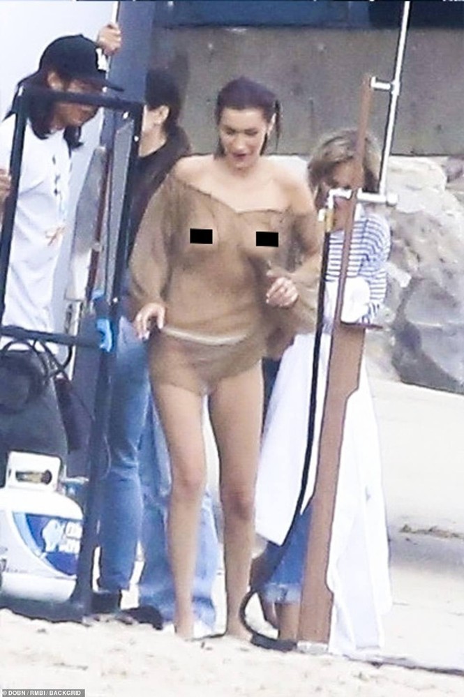 Bella Hadid diện áo xuyên thấu mỏng tang khoe vòng một 'bỏng mắt' - ảnh 2