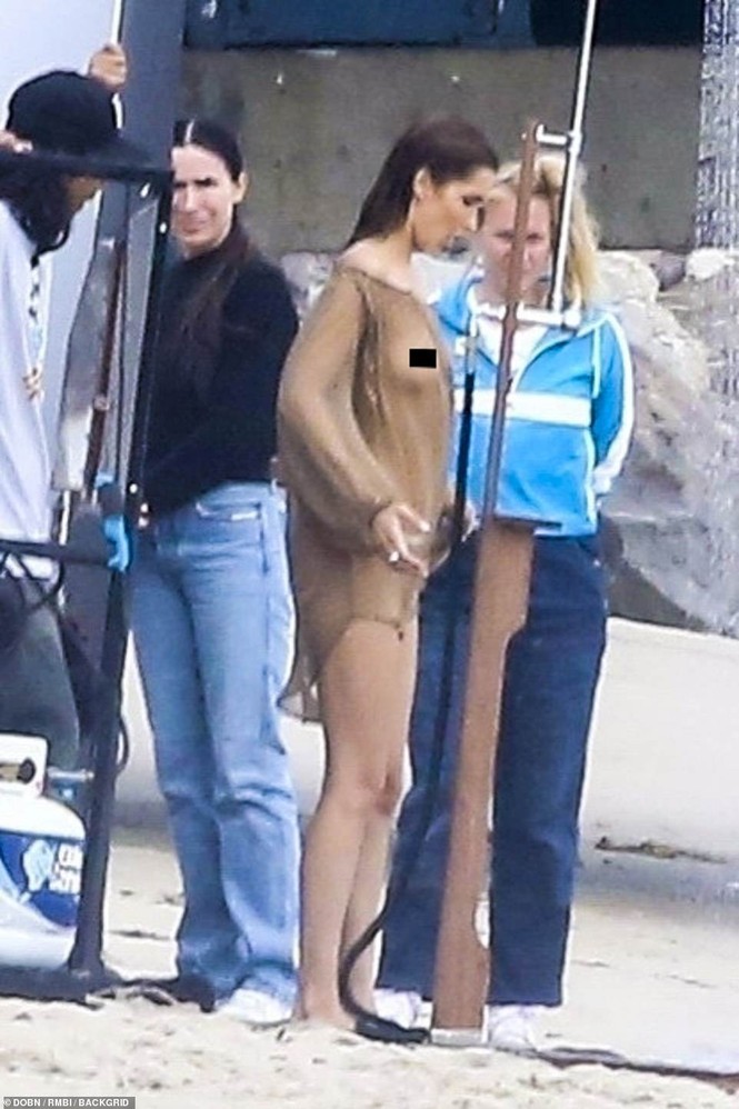 Bella Hadid diện áo xuyên thấu mỏng tang khoe vòng một 'bỏng mắt' - ảnh 3