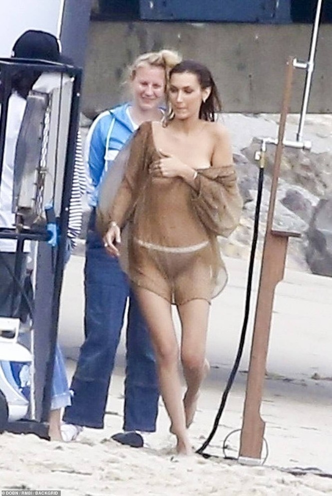Bella Hadid diện áo xuyên thấu mỏng tang khoe vòng một 'bỏng mắt' - ảnh 4