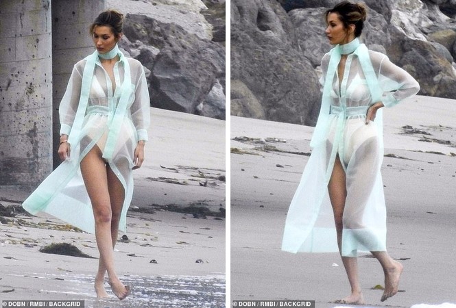 Bella Hadid diện áo xuyên thấu mỏng tang khoe vòng một 'bỏng mắt' - ảnh 8