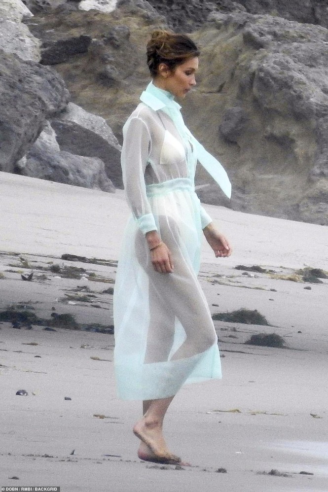 Bella Hadid diện áo xuyên thấu mỏng tang khoe vòng một 'bỏng mắt' - ảnh 9