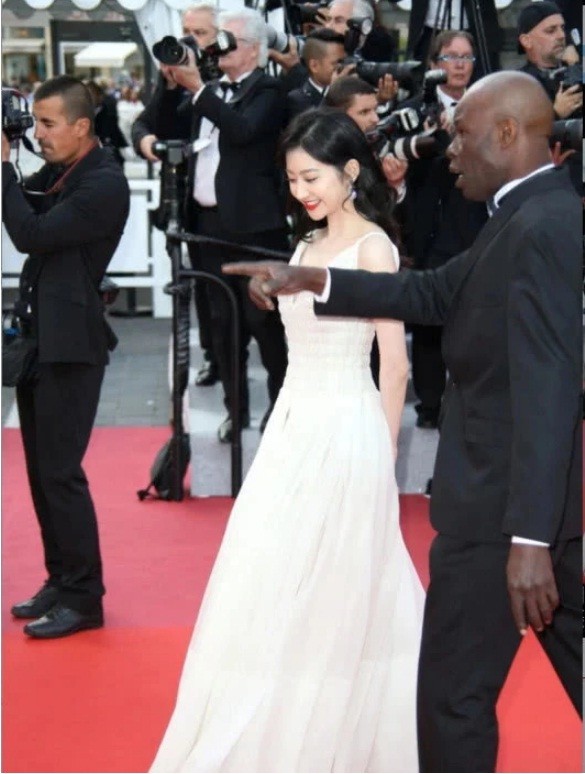 ‘Đệ nhất mỹ nữ Bắc Kinh’ bị đuổi năm lần, bảy lượt tại Cannes mà không chịu đi - ảnh 9
