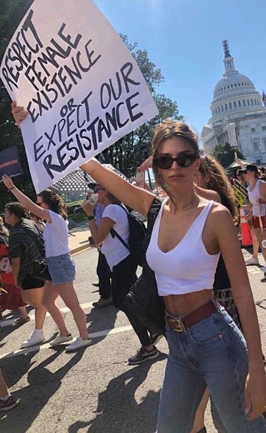 Emily Ratajkowski đăng ảnh khoả thân phản đối cấm phá thai - ảnh 2