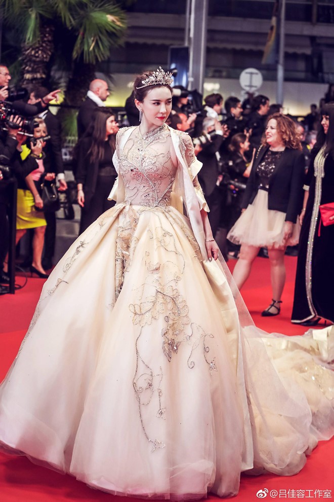Sao ‘Tiếu ngạo giang hồ’ xấu hổ vì bỏ hơn 300 triệu mua vé đến Cannes - ảnh 1