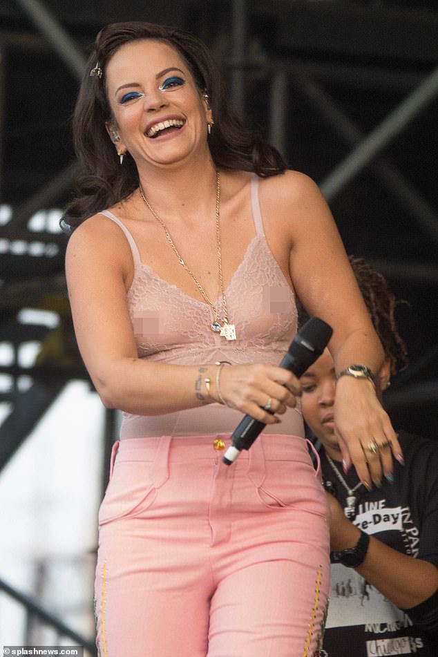 Lily Allen diện áo ren xuyên thấu lộ ngực phản cảm tại lễ hội âm nhạc - ảnh 1