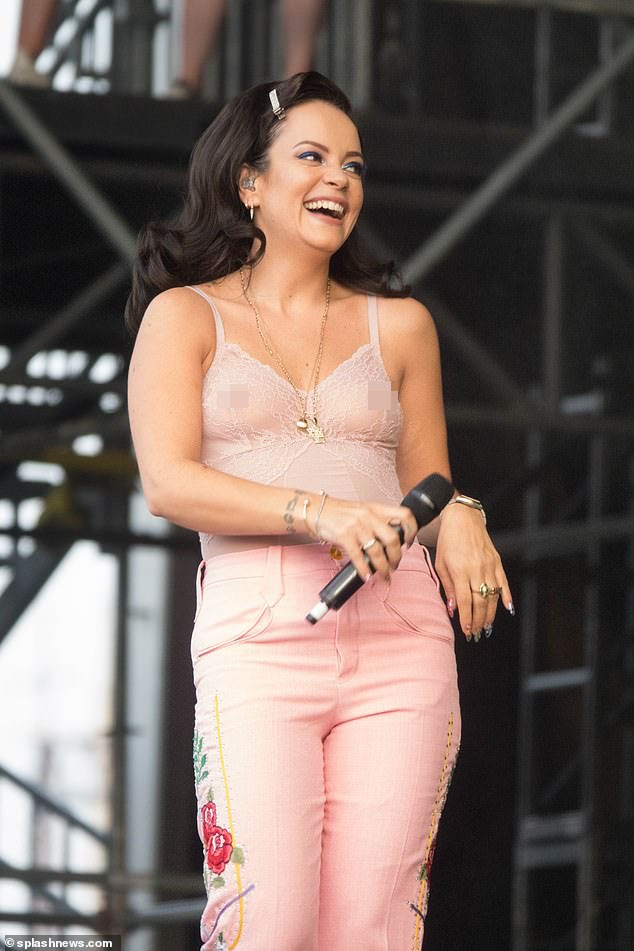 Lily Allen diện áo ren xuyên thấu lộ ngực phản cảm tại lễ hội âm nhạc - ảnh 2