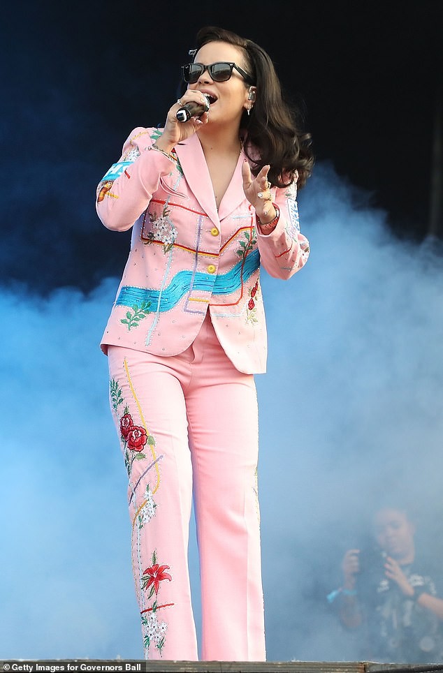Lily Allen diện áo ren xuyên thấu lộ ngực phản cảm tại lễ hội âm nhạc - ảnh 3