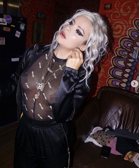 Lily Allen diện áo ren xuyên thấu lộ ngực phản cảm tại lễ hội âm nhạc - ảnh 6