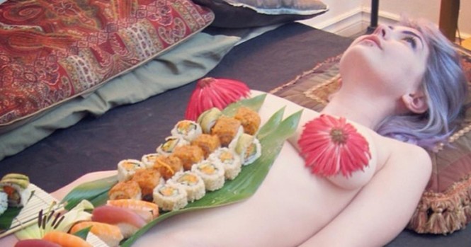 Mẫu nude bàn tiệc sushi trải lòng về công việc nhạy cảm - ảnh 1