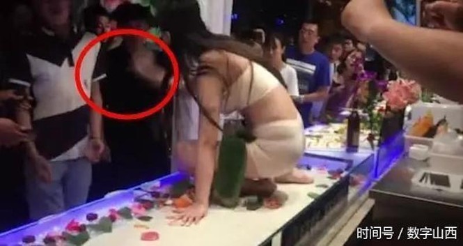 Mẫu nude bàn tiệc sushi trải lòng về công việc nhạy cảm - ảnh 3