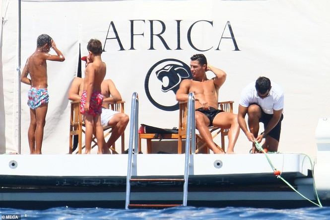 Bạn gái Ronaldo lại gây 'sốt' với ảnh mặc bikini 'bỏng mắt' trên du thuyền - ảnh 7