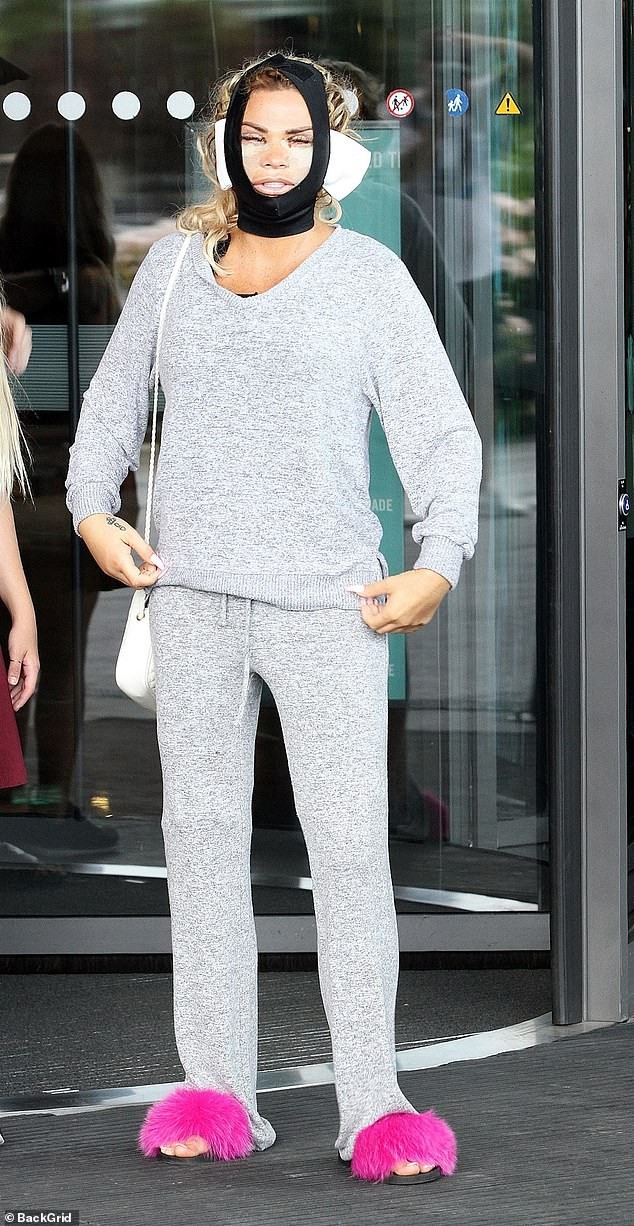 Hãi hùng gương mặt sưng phồng, biến dạng vì ‘dao kéo’ của Katie Price - ảnh 4