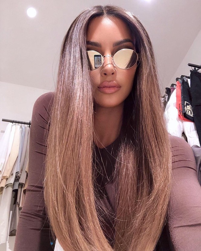 Diện bikini nóng bỏng tắm biển, Kim Kardashian bị đàn lợn ‘tấn công’ - ảnh 7