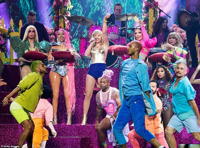 Nổi tiếng là thế, Taylor Swift vẫn bị nhầm với nghệ sĩ giả gái trên sân khấu - ảnh 4
